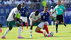 Habib Diarra ze Senegalu v souboji s francouzským úto�níkem Mbappém.