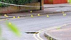 Policisté na severu Belfastu ohledávají místo trestného �inu. (9. �ervna 2026)
