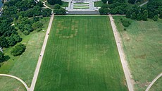 Zbytky obrovského otisku �ísel 8647 na trávníku v parku National Mall ve...