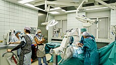 Zákrok, který stojí p�ibli�n� 400 tisíc korun, hradí poji��ovna. Je dostupný v...