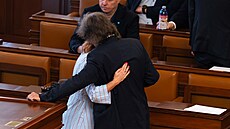 Mimo�ádná sch�ze Sn�movny. Na snímku Miroslav �ev�ík (SPD) a Zuzana Majerová...