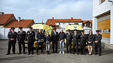 P�edání sanitek hasi��m