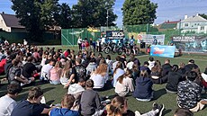 P�ivítání pelotonu na �kole. D�ti se s riziky setkávají stále d�íve, proto za...