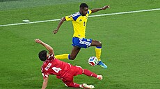 Alexander Isak p�eskakuje tuniského obránce Omara Rekika a uhání sm�rem k...