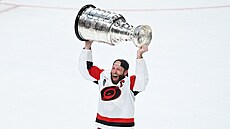 Kone�n� se do�kal. Jordan Staal se raduje se Stanley Cupem nad hlavou.