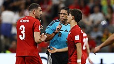 Ture�tí fotbalisté Merih Demiral a Arda Güler diskutují s rozhod�ím Jesúsem...