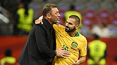 Australský fotbalista Aziz Behich a trenér Tony Popovic se mohou radovat z...