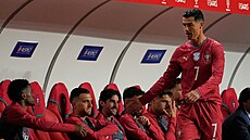 Cristiano Ronaldo si plácá se svými spoluhrá�i.