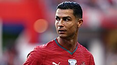 Cristiano Ronaldo sleduje d�ní na trávníku.