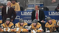 John Tortorella stojí na lavi�ce Vegas.