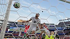 Velká sm�la pro Ajmána Husajna, od n�ho� se mí� odrazil do vlastní sít�.