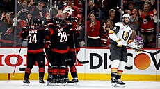 Hokejist Caroliny slaví gól, od nich odjí�dí obránce Vegas Brayden McNabb.