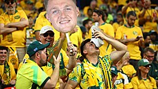 Austral�tí fanou�ci na MS ve fotbale pijí pivo z bot.