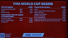 Takové menu nabízí jeden ze stánk� na stadionu v Dallasu, kde se hraje...