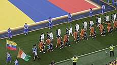 Fotbalisté Pob�e�í slonoviny a Ekvádoru nastupují k zápasu na mistrovství sv�ta.