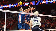 �eský volejbalový dvojblok Patrik Indra (vlevo), Antonín Klime� (19) brání...