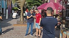 Fanou�ek Dan z �eska dává rozhovor do mexické televize.
