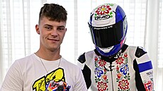 Kombinéza určená do dražby s podlužáckým ornamentem od Petry Bužkové ze...