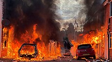 Bou�livé protesty v ulicích, poté, co Súdánec v Belfastu málem u�ízl hlavu své...