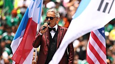 T�sn� p�ed výkopem pak italský tenorista Andrea Bocelli p�edstavil hymnu...