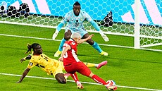 Panamský zálo�ník Cristian Martínez se nap�ahuje ke st�ele p�ed ghanským...