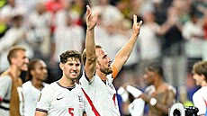 Harry Kane slaví spole�n� s fanou�ky vít�zství nad Chorvatskem.