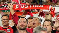 Rakou�tí fanou�ci zpívají hymnu p�ed utkání s Jordánskem na mistrovství sv�ta.