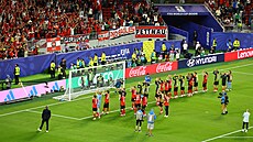 Rakou�tí fotbalisté d�kují fanou�k�m po vít�zství nad Jordánskem.