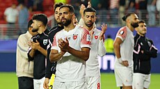 Jordán�tí fotbalisté d�kují fanou�k�m po porá�ce s Rakouskem.