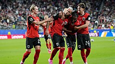Marko Arnautovi� (s �íslem 7) slaví se spoluhrá�i prom�n�nou penaltu v záv�ru...