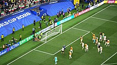 Írán�tí fotbalisté d�kují fanou�k�m po remíze s Novým Zélandem na mistrovství...