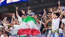 Írán�tí fanou�ci slaví b�hem utkání proti Novému Zélandu.