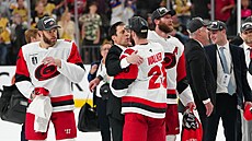 Rod Brind�Amour se objímá s obráncem Seanem Walkerem po zisku Stanley Cupu.