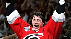 Rod Brind�Amour se Stanley Cupem v roce 2006, tehdy je�t� jako kapitán Caroliny.