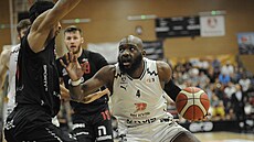 Pardubický basketbalista Jamonda Bryant v akci v �estém finále proti Nymburku.