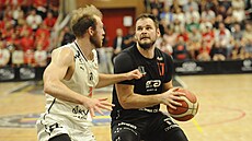 Jaromír Boha�ík se tla�í ke ko�i v �estém finále proti Pardubicím.