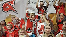 Fanou�ci podporují pardubické basketbalisty v �estém finále proti Nymburku.