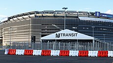 Autobusová zastávka dopravce New Jersey Transit u stadionu MetLife Stadium, na...