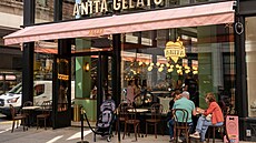 Zákazníci v nov� otev�ené zmrzlinárn� Anita Gelato ve �tvrti NoMad v New Yorku....