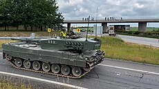 Z p�áslavické posádky vyrazila kolona tank�, nacvi�í i jízdu po dálnici