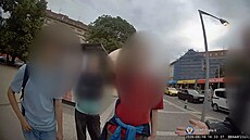 Agresivní mu� v pra�ské tramvaji bezd�vodn� napadl dva chlapce