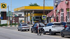 Auta �ekají ve front� na natankování u �erpací stanice v �ernomo�ském letovisku...