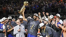 Karl-Anthony Towns slaví se spoluhrá�i vít�zství New York Knicks v NBA po...