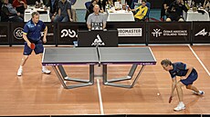 �védové Jörgen Persson (vlevo) a Jan-Ove Waldner b�hem exhibice stolního tenisu...