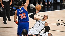 Karl-Anthony Towns se sna�í zblokovat st�elu Victora Wembanyamy.