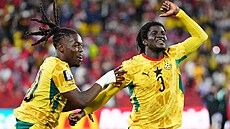 Caleb Yirenkyi (vpravo) slaví branku, vedle n�j spoluhrá� Brandon Thomas-Asante.