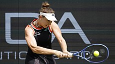 Linda Nosková odehrává mí�ek v 2. kole turnaje v Berlín�.