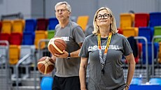 Trenérka Romana Ptá�ková a její asistent Petr Treml na srazu basketbalistek.