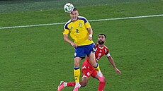 Gustaf Lagerbielke v zápase s Tuniskem, sleduje ho Ali Abdi.