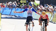 Maxim Van Gils vít�zí na Tour Auvergne-Rhone-Alpes p�ed Tobiasem Johannessenem.